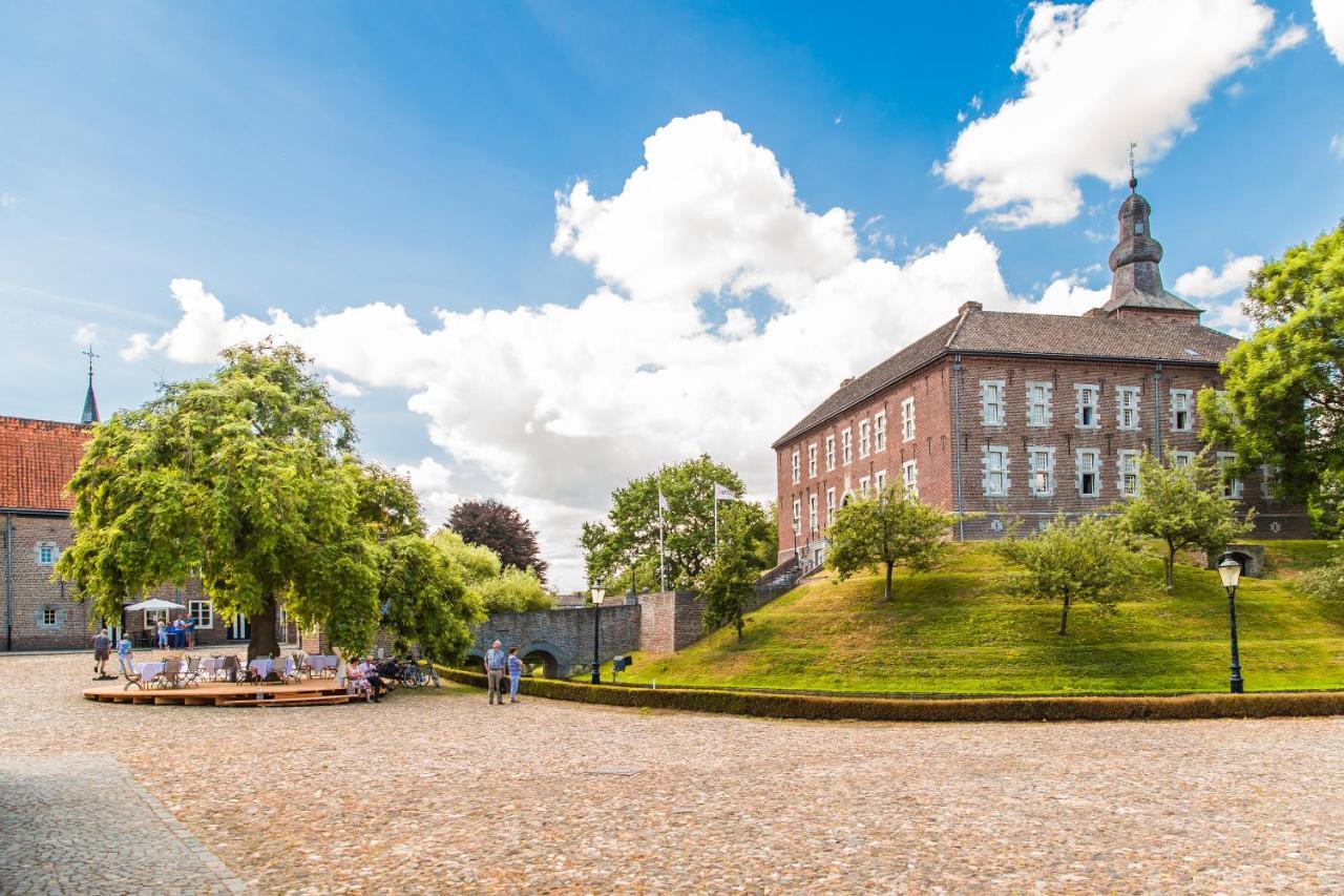 Landgoed Kasteel Limbricht Acomodação com café da manhã Exterior foto